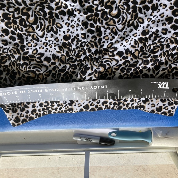 Elastic waist knit stretchy skirt. Two front pockets. Heavy knit - Picture 6 of 8